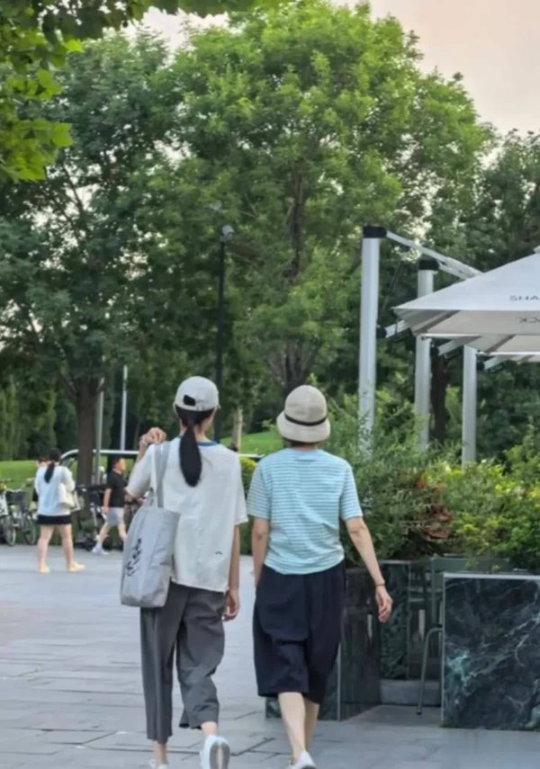 配资专业炒股配资门户 袁泉15岁女儿夏哈哈比妈还高，网友：星二代不按套路出牌